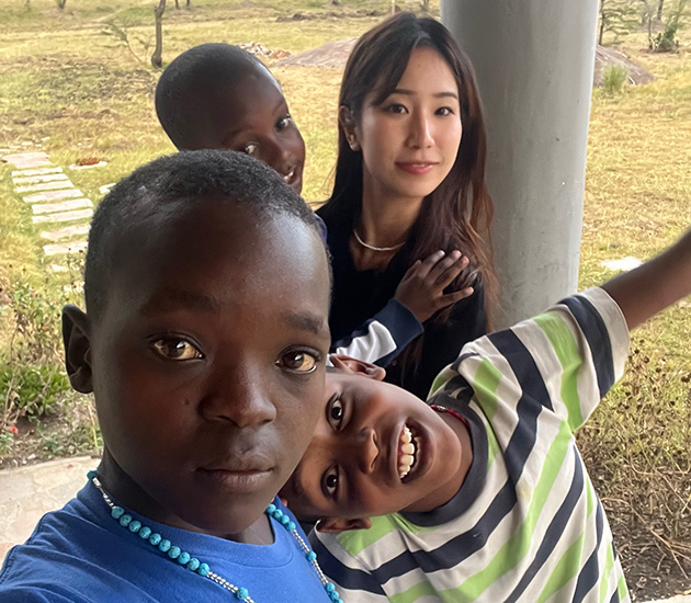 写真：マサイの子どもたちとの写真