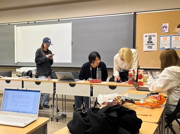 写真：仲間と研究発表の準備をしている様子